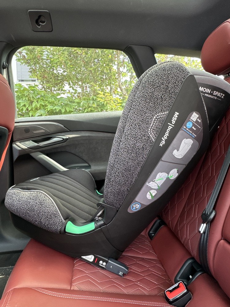 Easy installation — Either with the vehicle belt only or with ISOFIX connectors incl. green/red indicators — confirmed by an audible click.